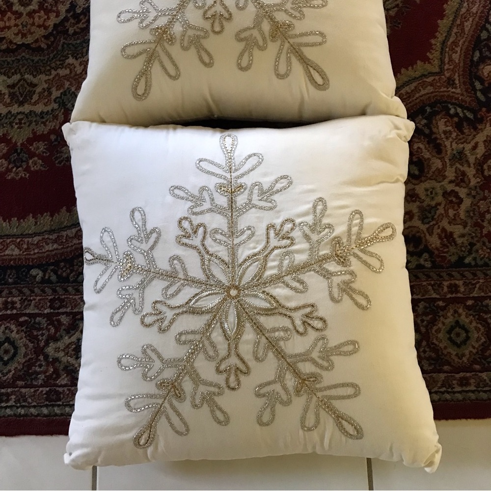 2 Christmas Frost Decorative Throw Pillow